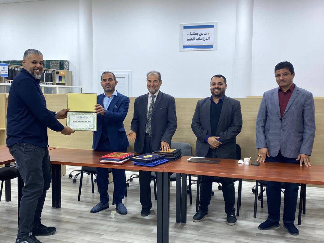 كلية القانون بجامعة مصراتة تكرم موظفيها