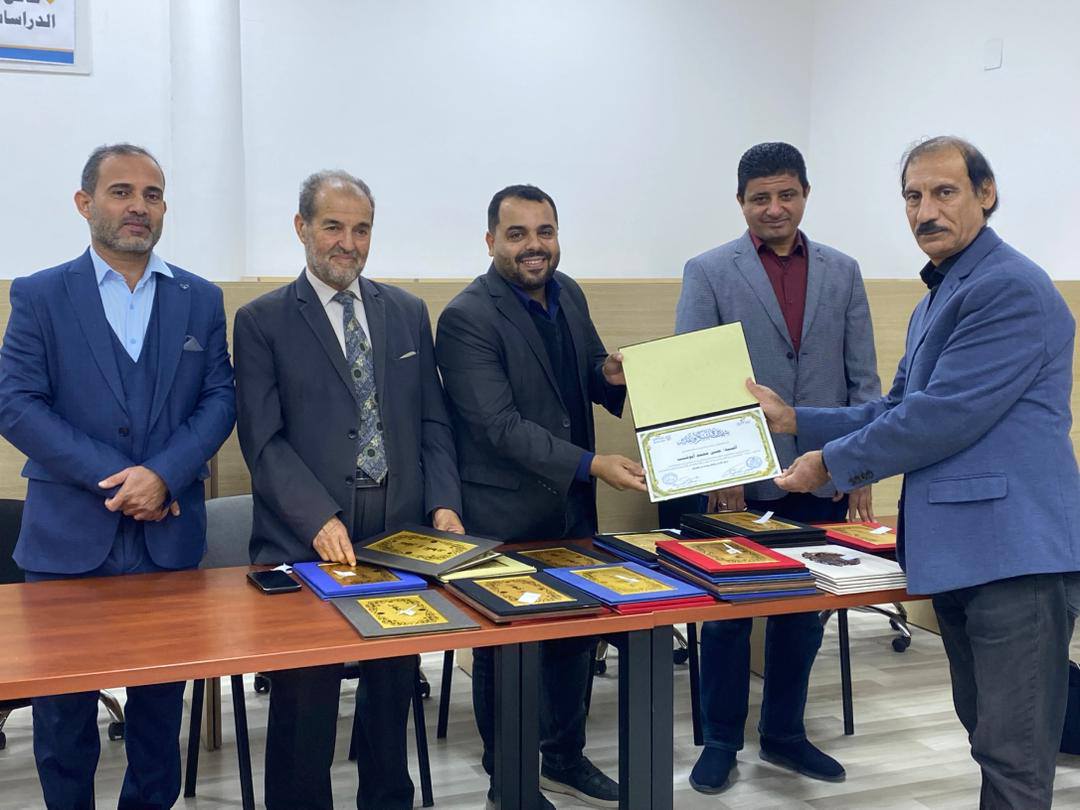 كلية القانون بجامعة مصراتة تكرم موظفيها