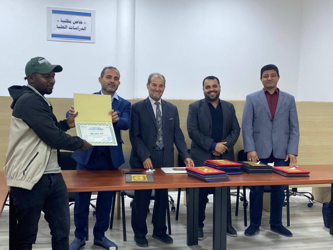 كلية القانون بجامعة مصراتة تكرم موظفيها