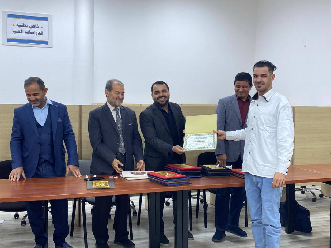 كلية القانون بجامعة مصراتة تكرم موظفيها