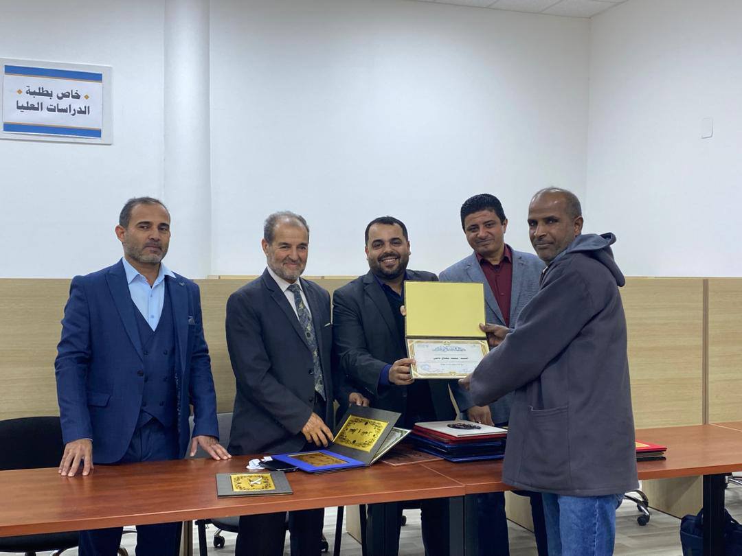 كلية القانون بجامعة مصراتة تكرم موظفيها