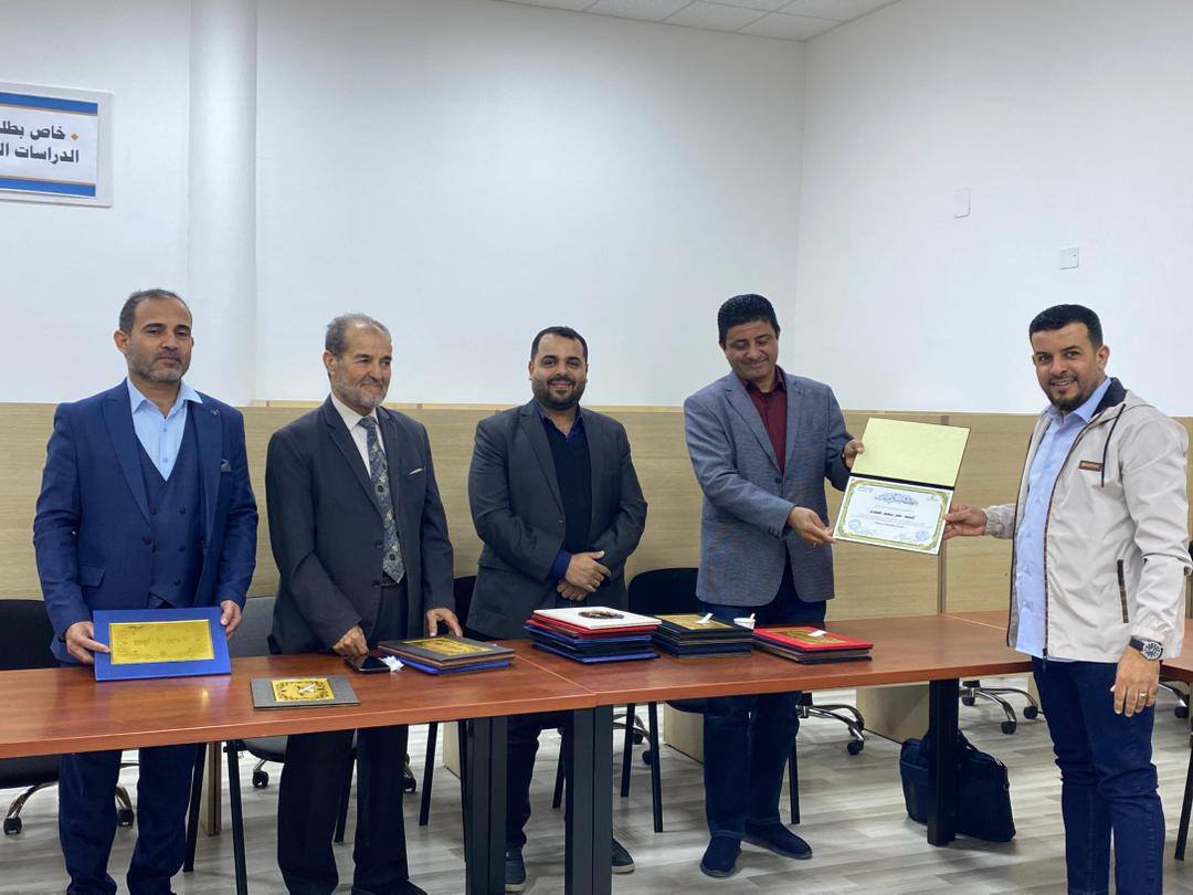 كلية القانون بجامعة مصراتة تكرم موظفيها