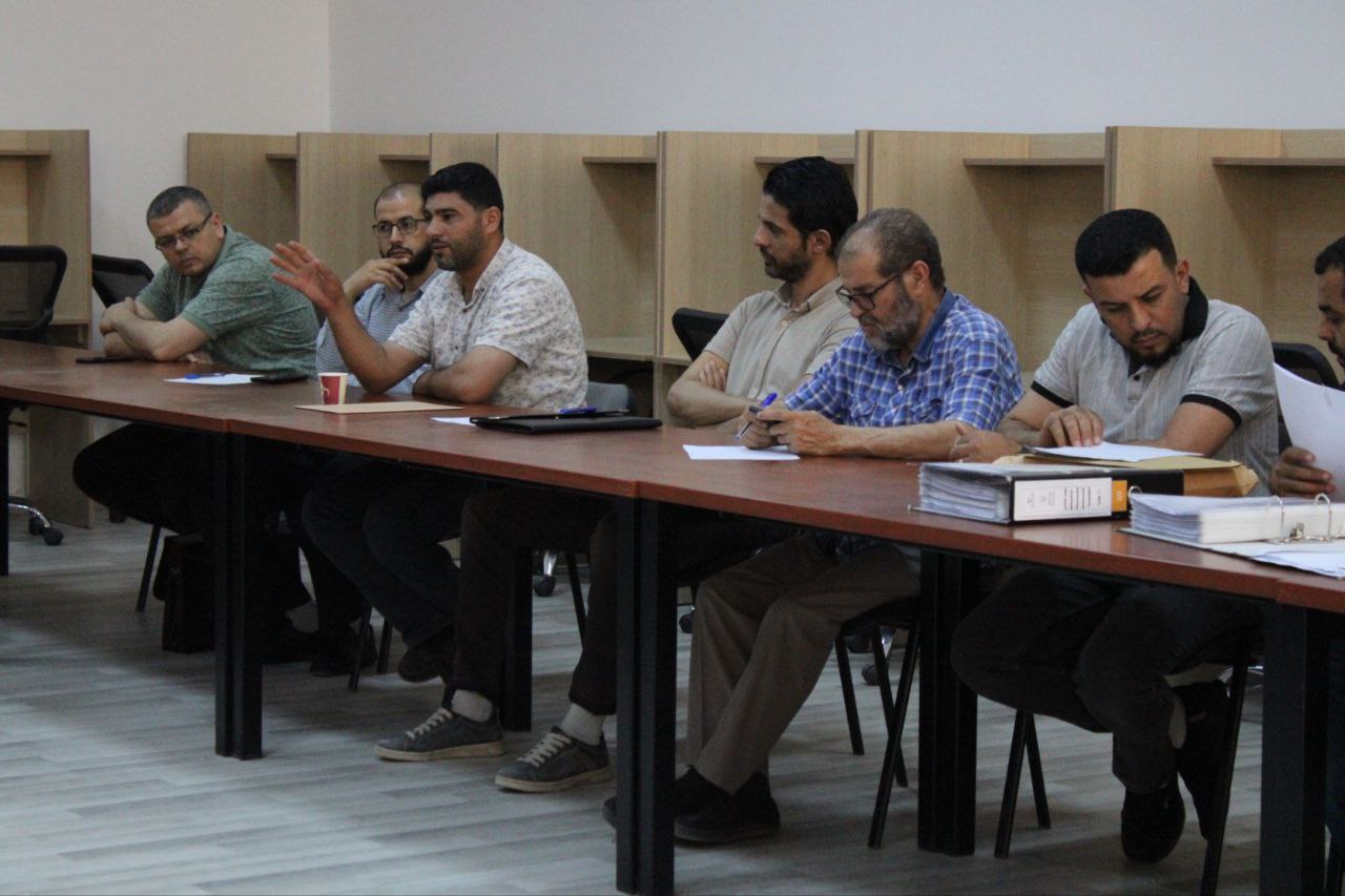 السيد عميد الكلية يجتمع بفريق الجودة و رؤساء الأقسام ومدراء المكاتب بالكلية 