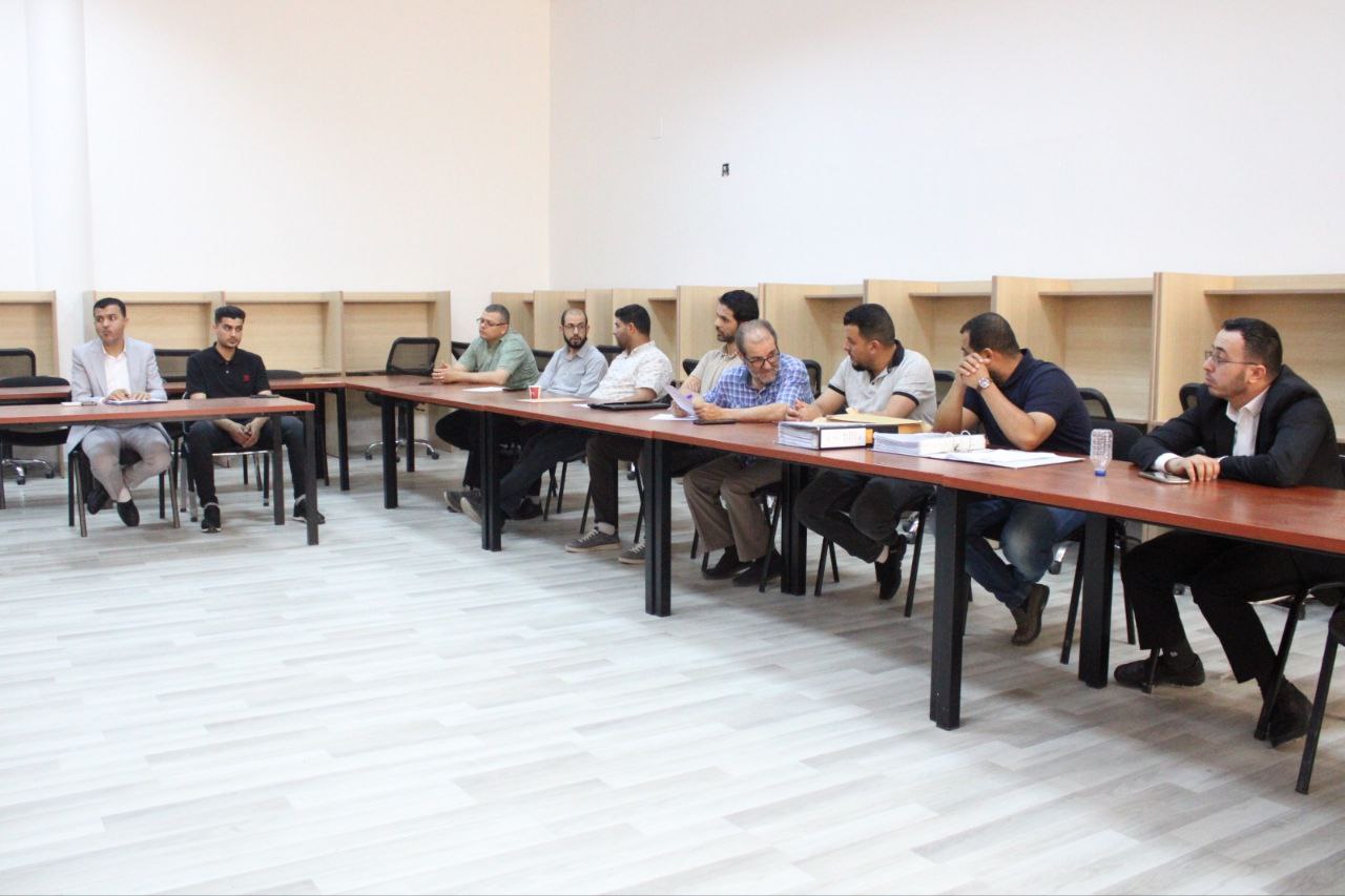 السيد عميد الكلية يجتمع بفريق الجودة و رؤساء الأقسام ومدراء المكاتب بالكلية 