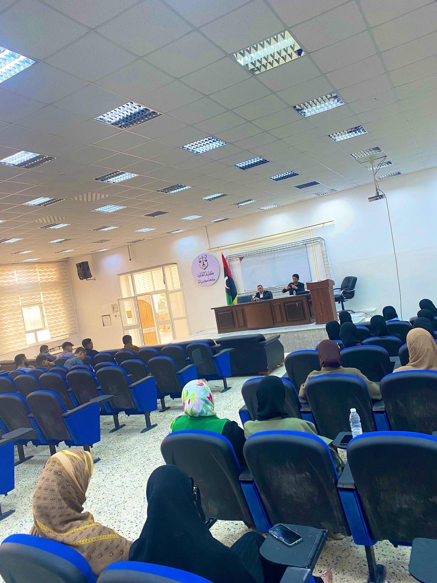 قسم القانون الخاص بالتعاون مع قسم الوسائل التعليمية ينظم محاضرة توعوية لدعم طلبة القانون في فترة الامتحانات