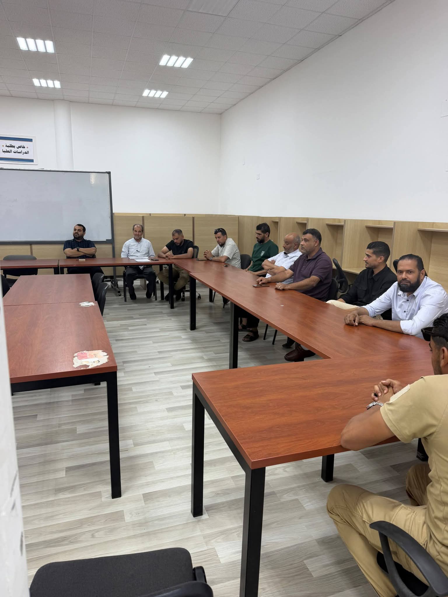 عميد كلية القانون يعقد الاجتماع العادي الثاني بموظفي الكلية لمناقشة سبل تطوير الأداء الإداري وتعزيز التنسيق بين الأقسام والوحدات