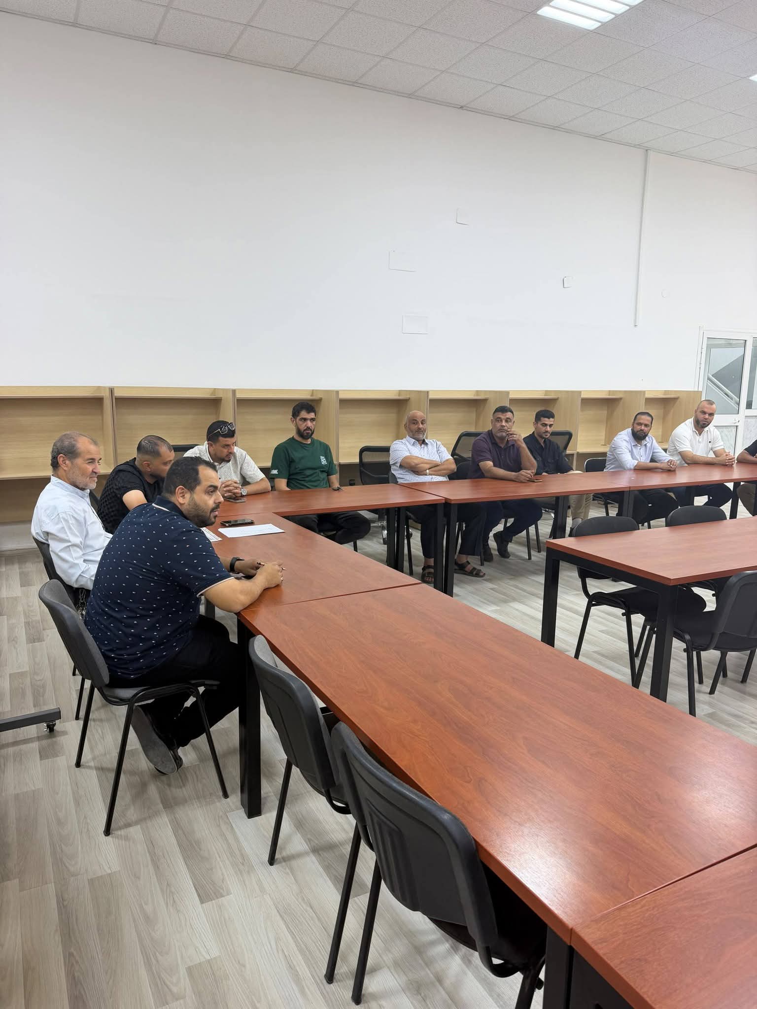 عميد كلية القانون يعقد الاجتماع العادي الثاني بموظفي الكلية لمناقشة سبل تطوير الأداء الإداري وتعزيز التنسيق بين الأقسام والوحدات