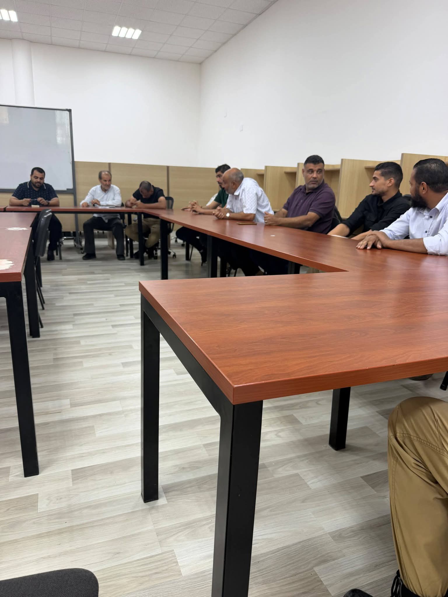 عميد كلية القانون يعقد الاجتماع العادي الثاني بموظفي الكلية لمناقشة سبل تطوير الأداء الإداري وتعزيز التنسيق بين الأقسام والوحدات