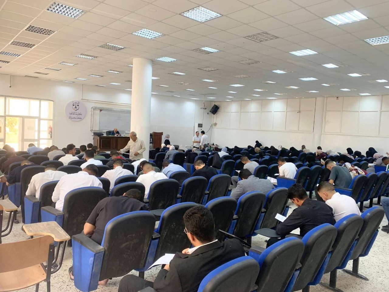كلية القانون بجامعة مصراتة تُجري امتحانات المفاضلة للقبول بالدراسات العليا بمشاركة 129 طالبًا وطالبة للعام الأكاديمي 2026–2027م